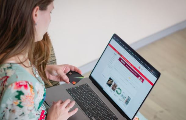 How Online Reviews Influence Consumer Confidence and Purchase Decisions